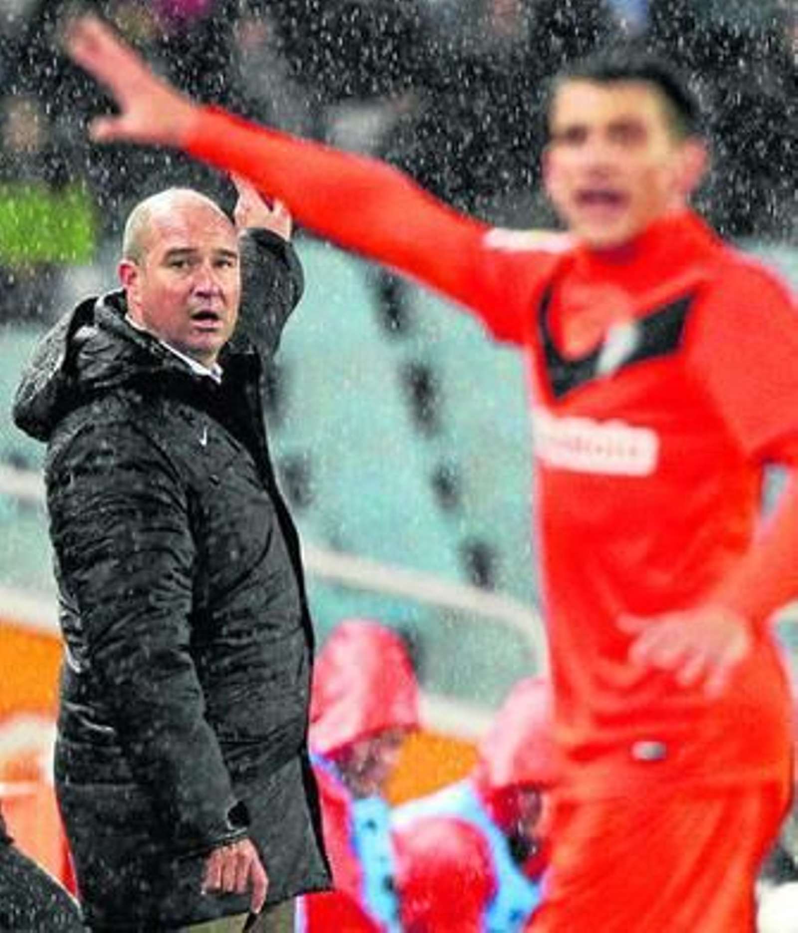 Berges da instrucciones desde la banda.