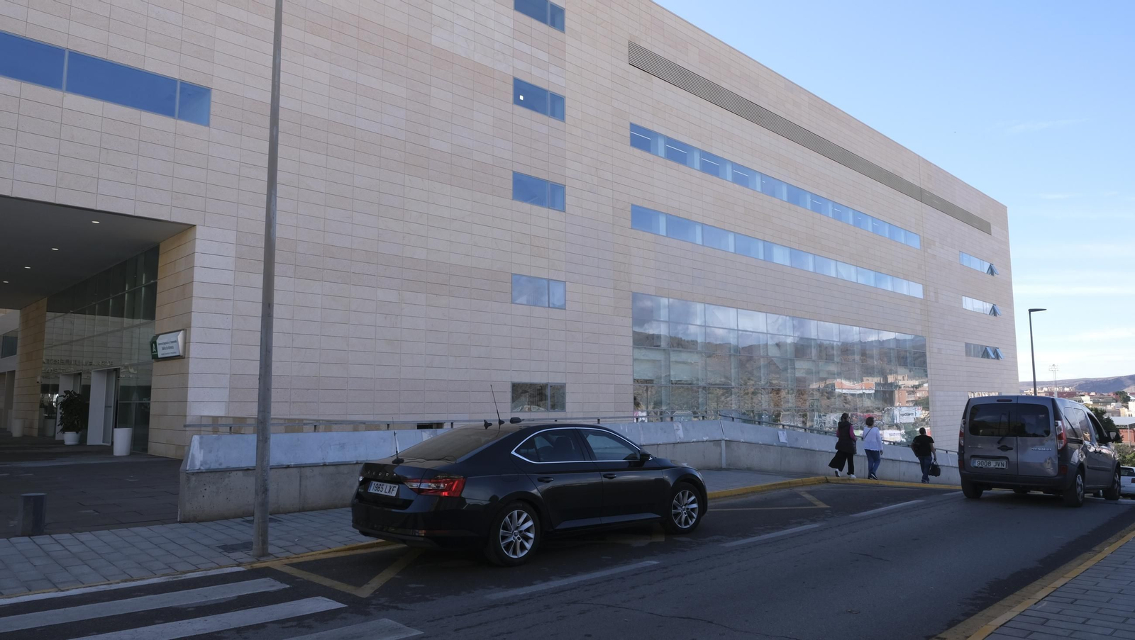 Visita del Consejero de Salud, Antonio Sanz, al nuevo edificio de consultas externas del Hospital Torrecárdenas, en imágenes