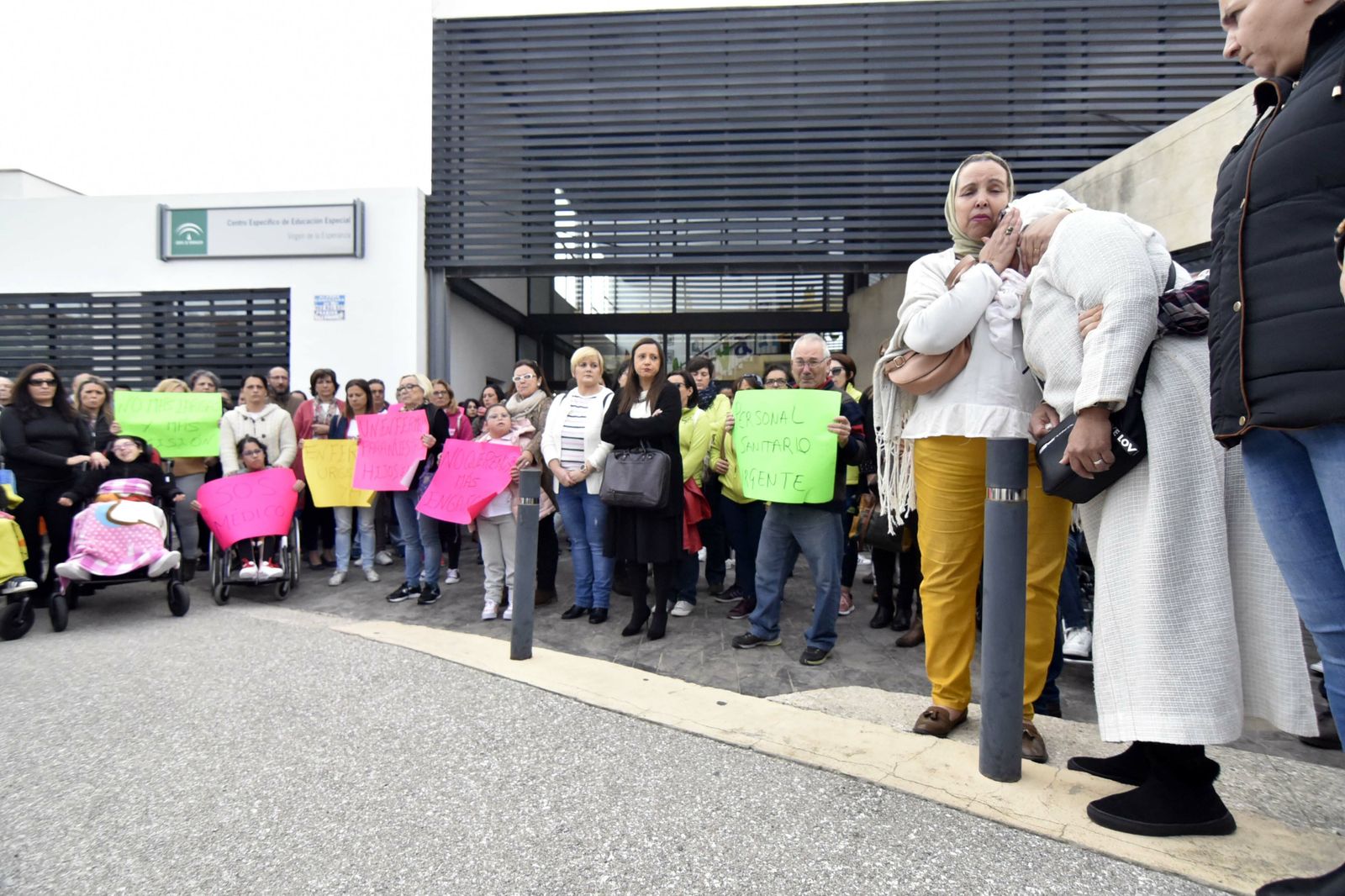 Concentración de la asociación de madres y padres La Savia en la puerta del colegio.