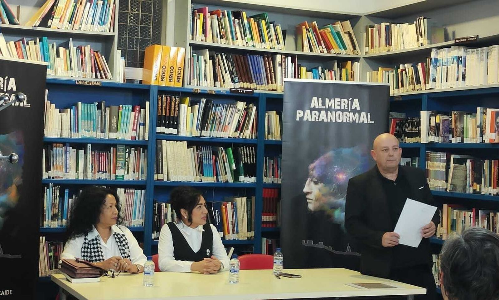 El autor del libro en el acto de presentación