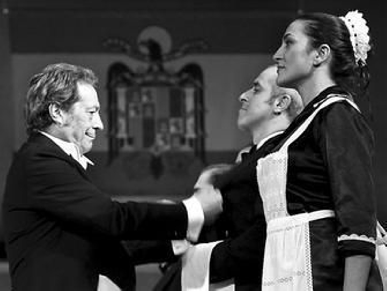 Sancho Gracia, a la izquierda, en una escena de la obra cuando fue representada en Sevilla. Sancho Gracia, a la izquierda, en una escena de la obra cuando fue representada en Sevilla.