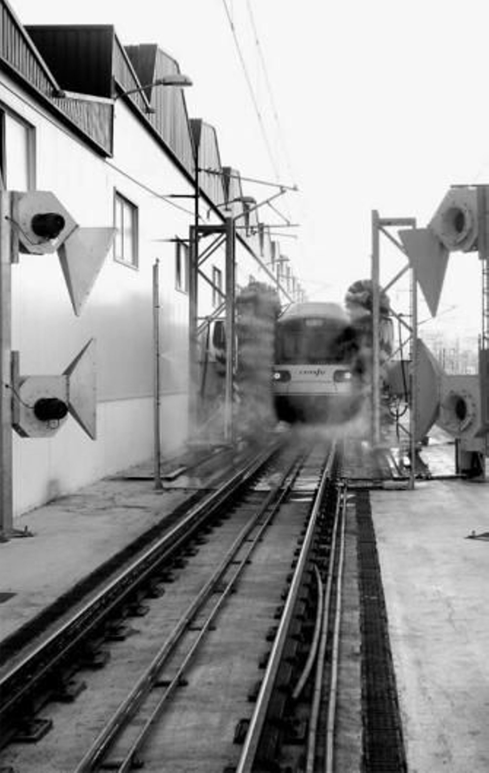 1. En primer plano, cuatro de los ocho grandes secadores que eliminan la humedad de los trenes cuando pasan el túnel de lavado, en segundo plano. 2. Hasta seis trenes se pueden estacionar en la gran nave del taller para pasar sus revisiones. 3. Los boogies, las 'ruedas' de los trenes, también son revisados constantemente.  4. Entrada de un vehículo de  la serie 104 a las nuevas instalaciones de Los Prados.