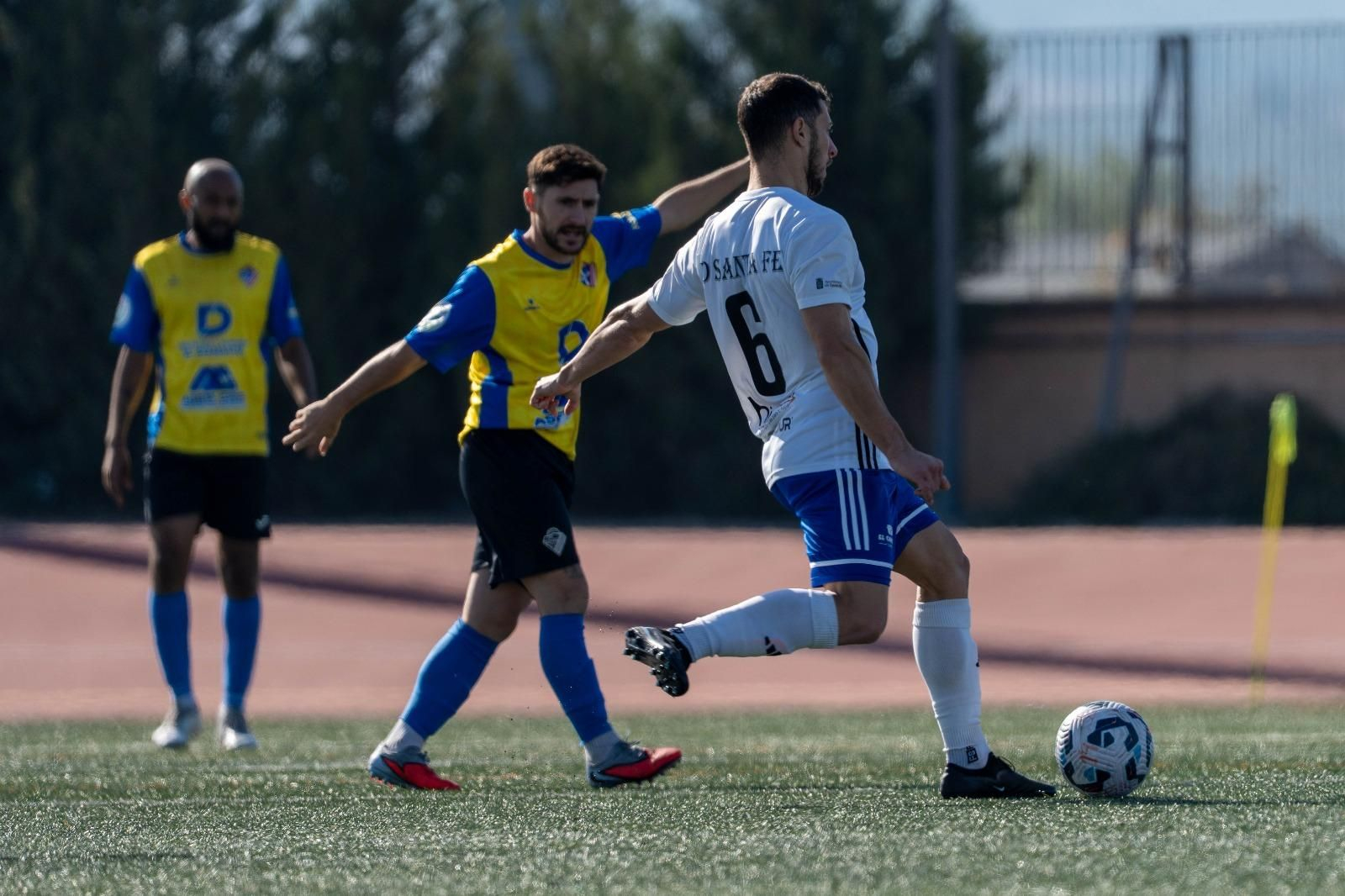 Un futbolista del Santa Fe dando un pase en un partido anterior.