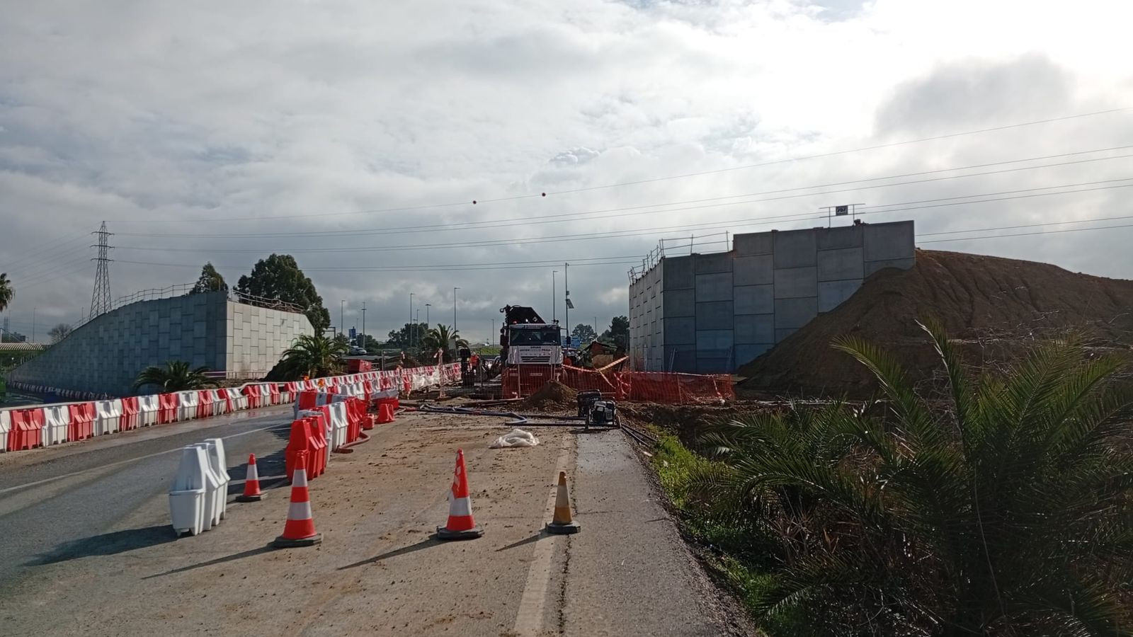 Las obras del carril BuS VAO junto a la laguna formada