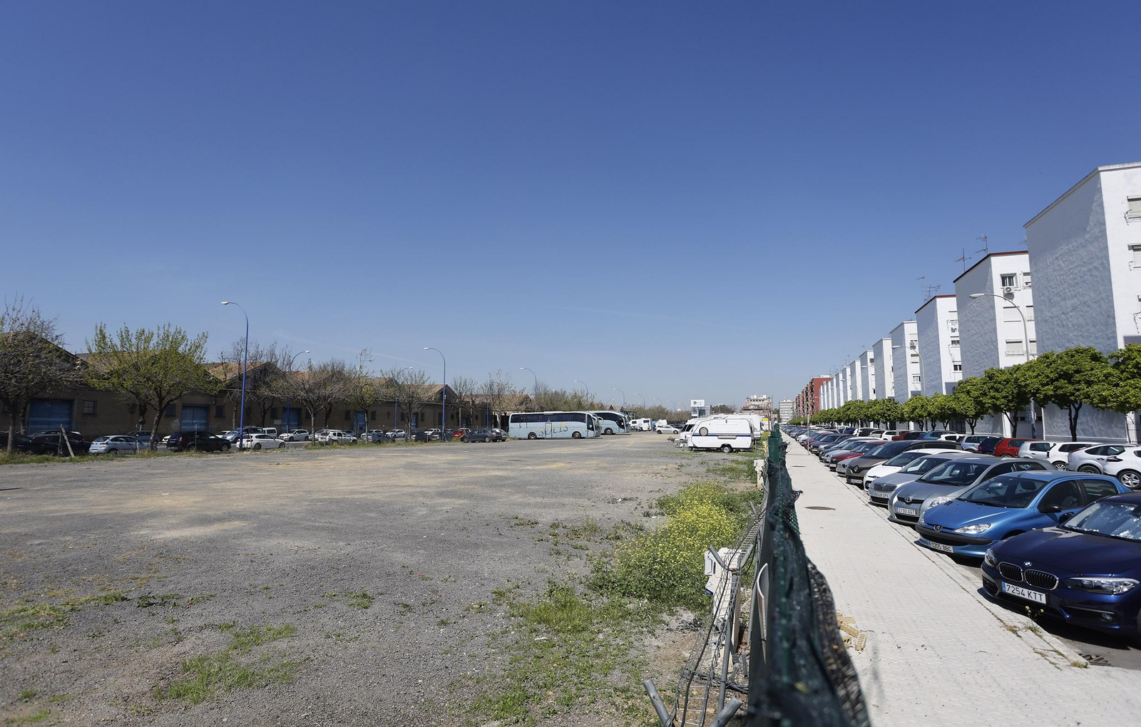 Vista del solar que se usa como aparcamiento en la avenida de Las Razas, y que forma parte de los suelos del Puerto que se destinarán a vivienda y terciario.