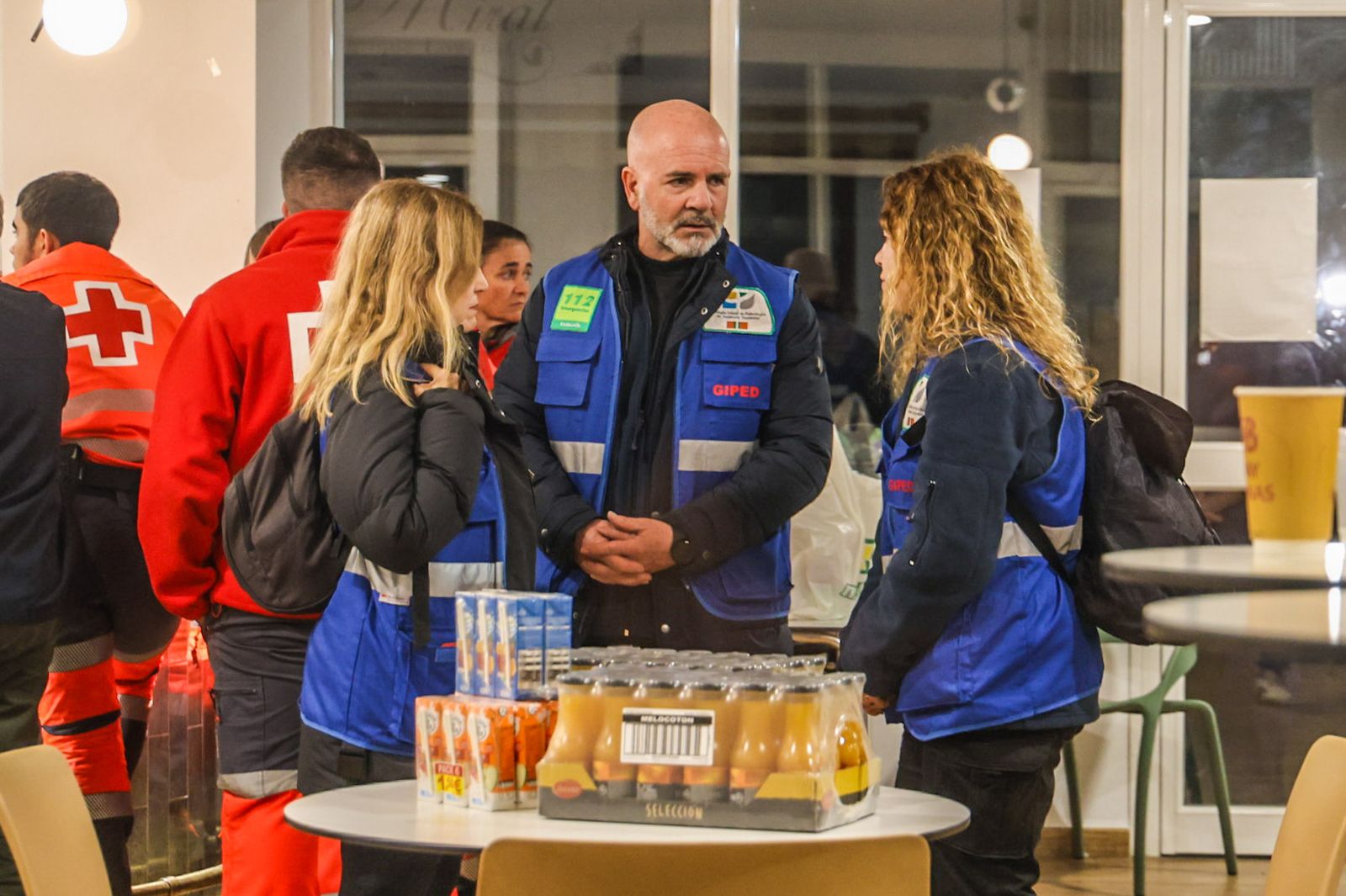 Imágenes en el Hogar del Pensionista de Adamuz en el que los familiares recibieron ayuda e información
