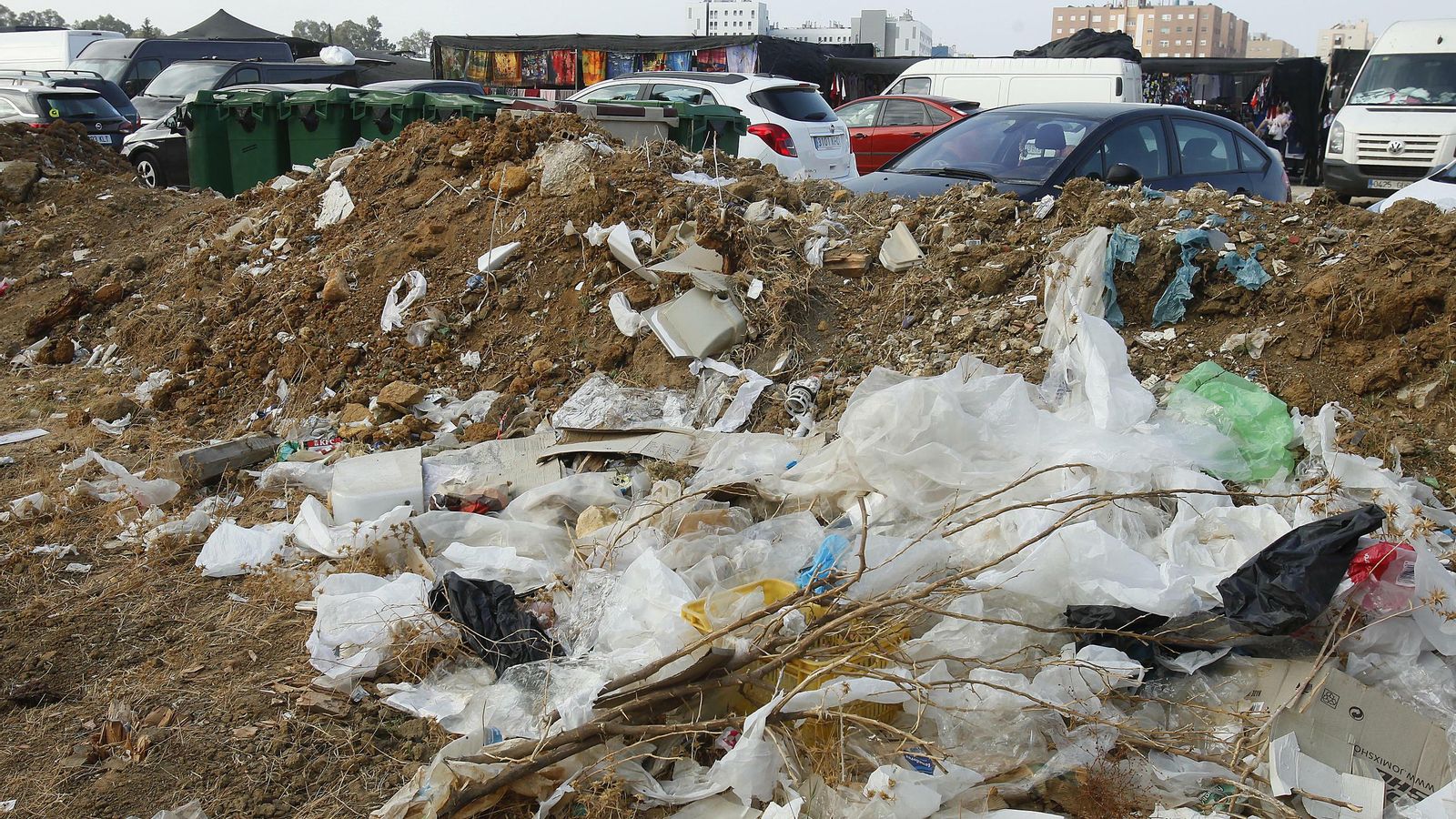 Basura junto al mercadillo.