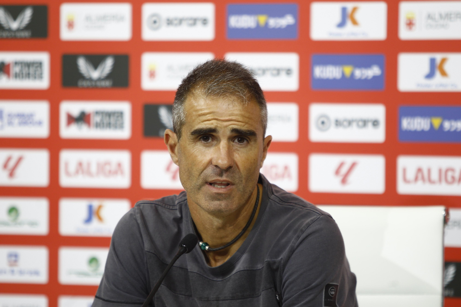 Gaizka Garitano en la sala de prensa del Power Horse Stadium