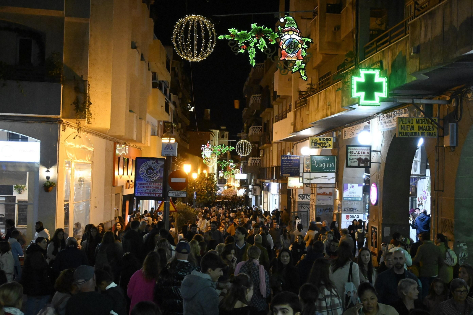 Imágenes del alumbrado navideño en las calles de Huelva