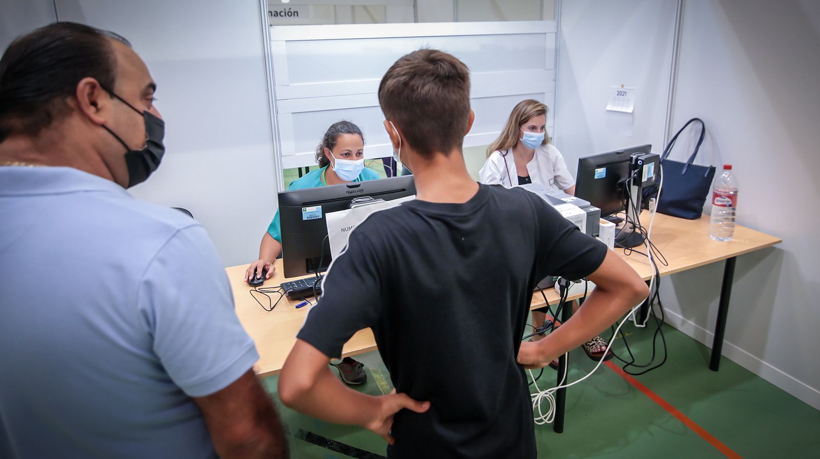 Jóvenes y menores se vacunan en el 'Veguita'