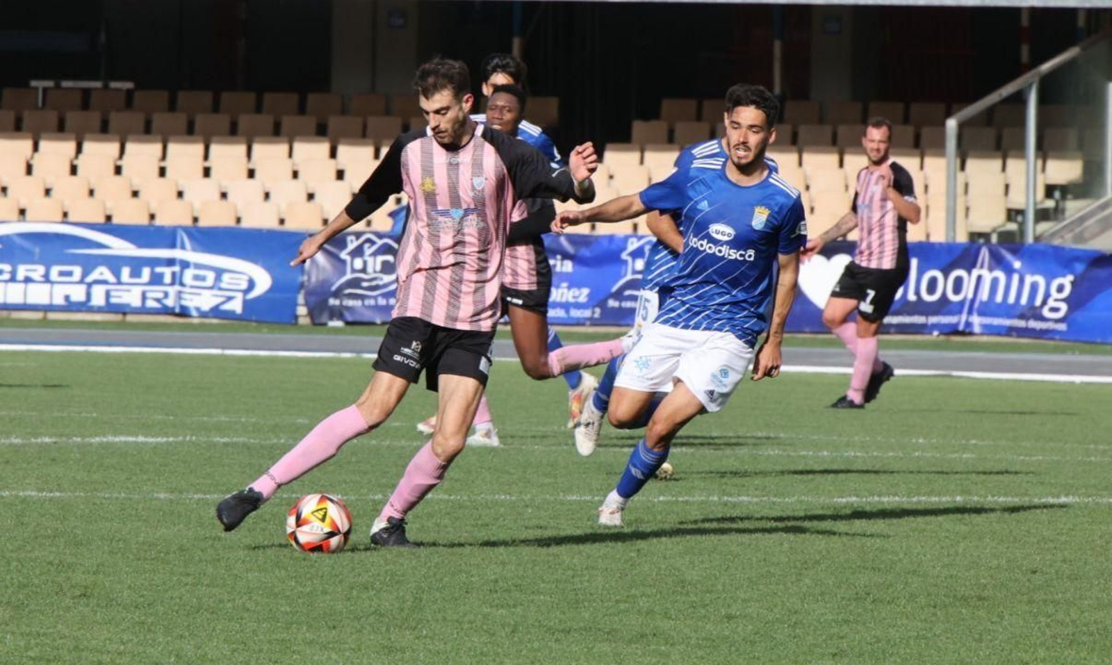 Diego corre detrás de un futbolista del Bollullos.