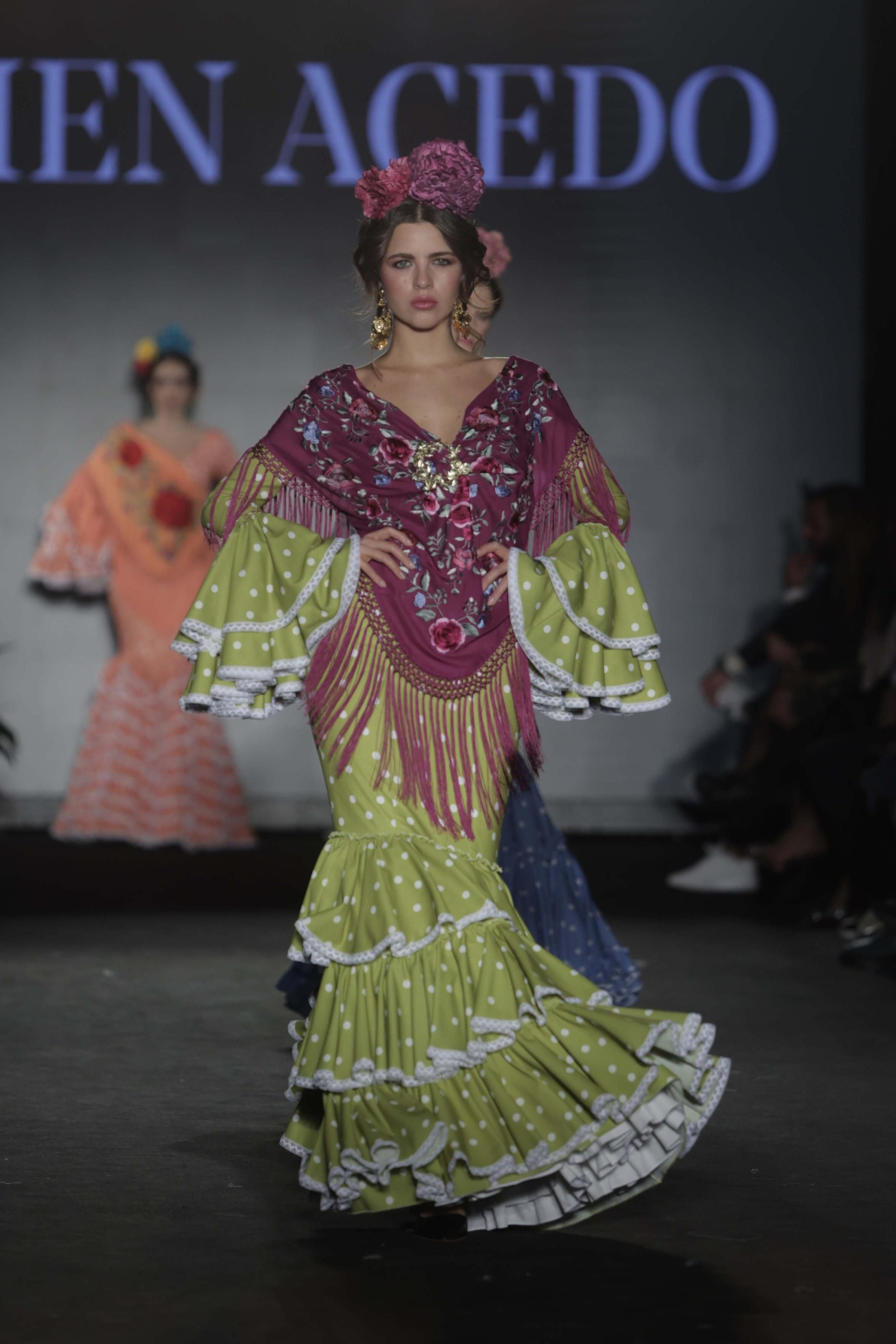 Mantoncillo con el bordado hacia adelante en un diseño de Carmen Acedo.