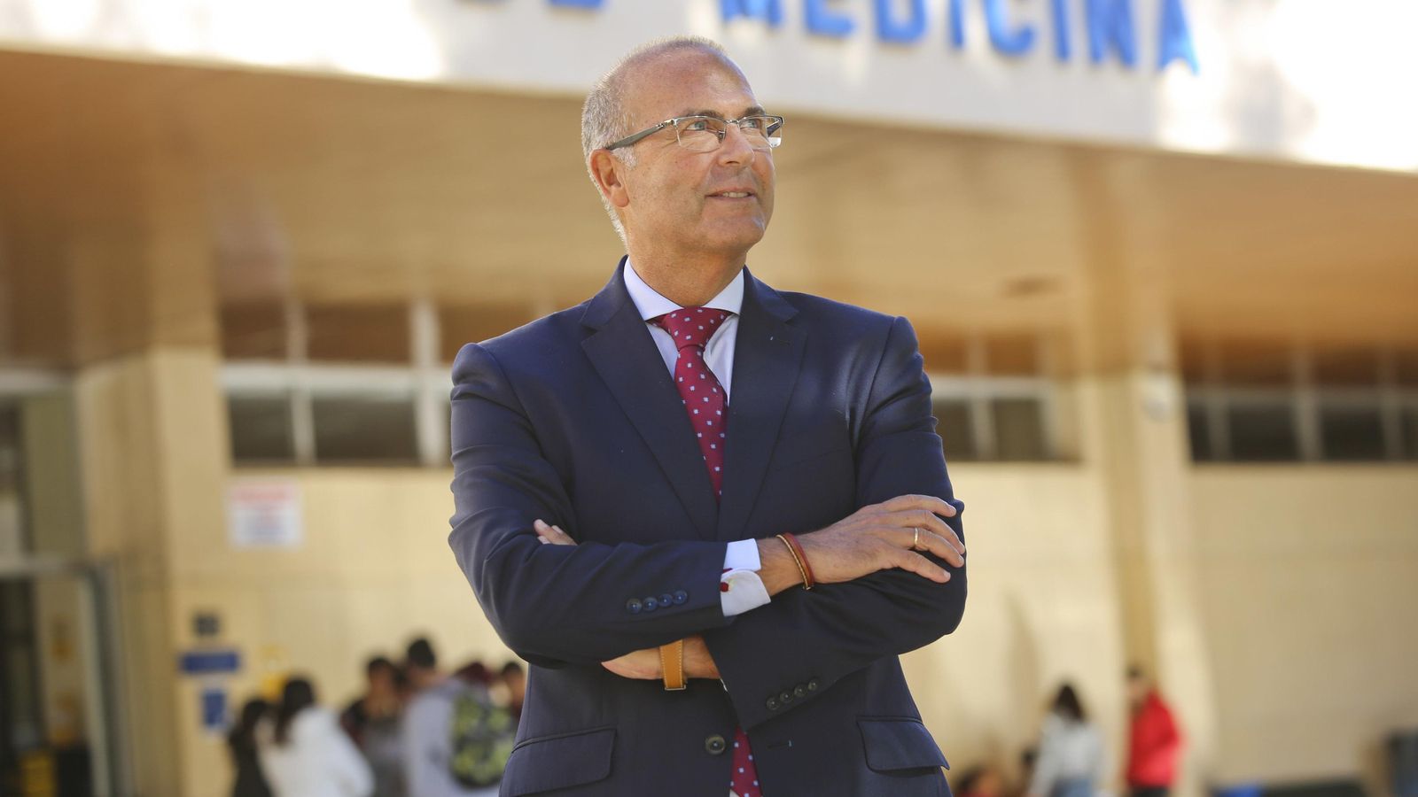 Lara, en la entrada de su Facultad.