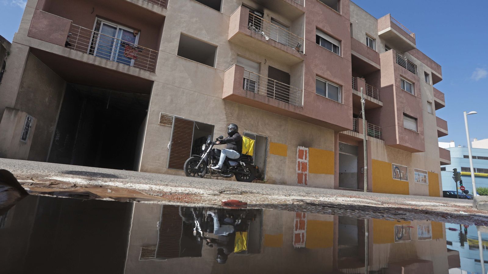 Fotos del edificio okupa de El Secano en Algeciras