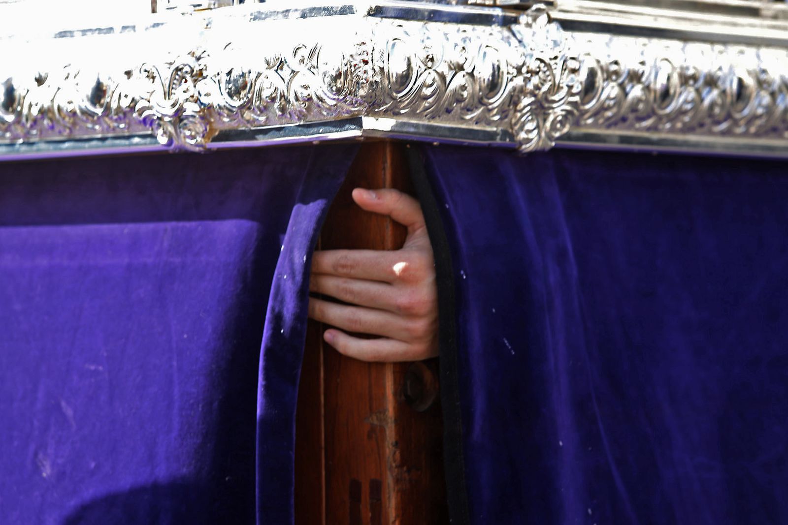 La Hermandad del Descendimiento en su recorrido por las calles de Huelva el Viernes Santo