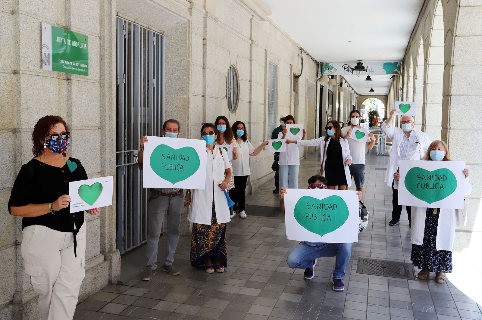 Concentración de miembros de Huelva por una sanidad digna.
