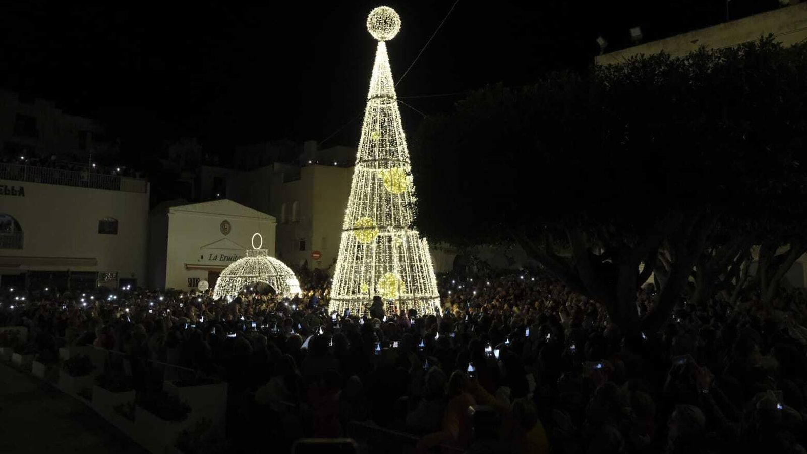 Así empezó a iluminarse la plaza.