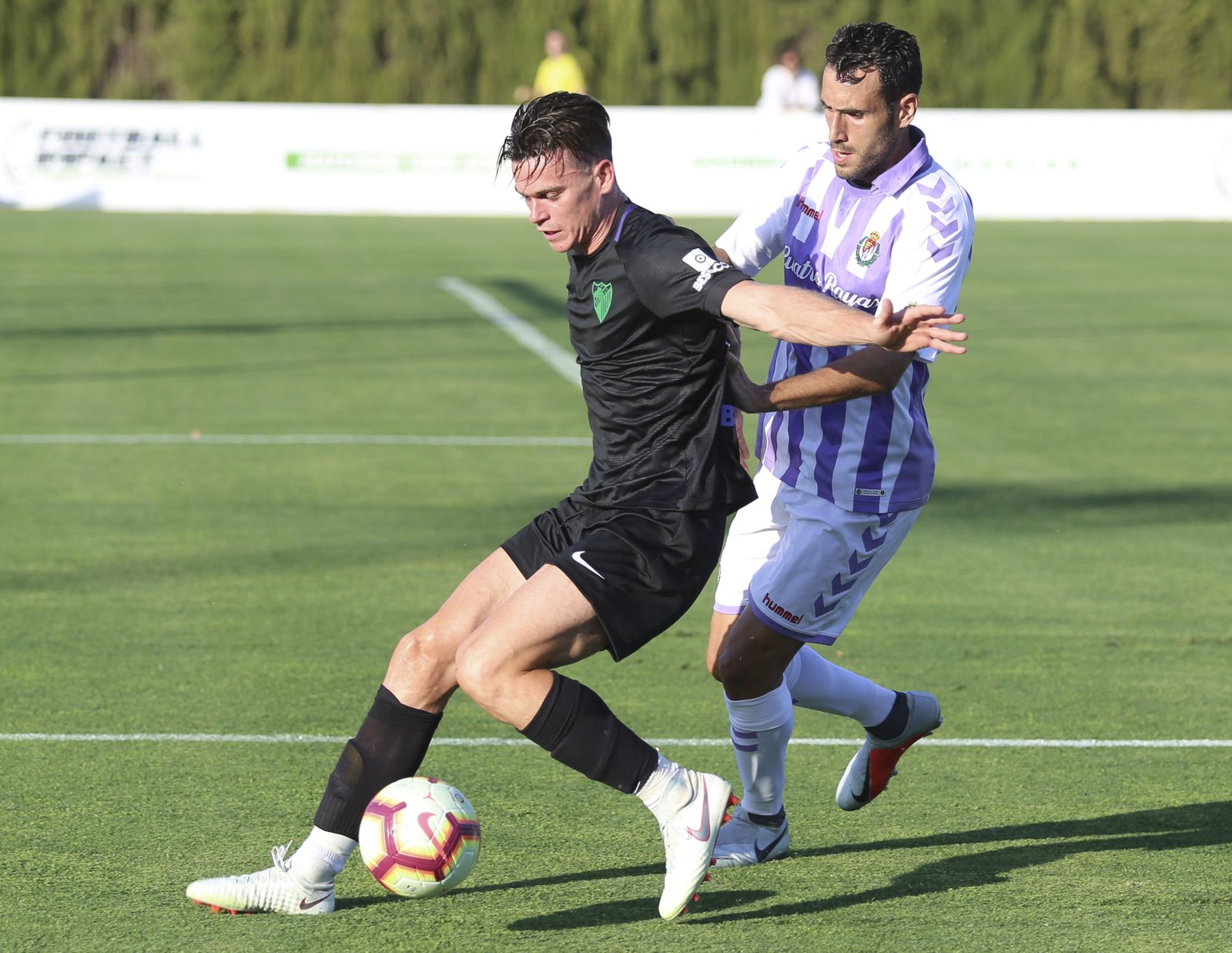 Harper aguanta el balón.