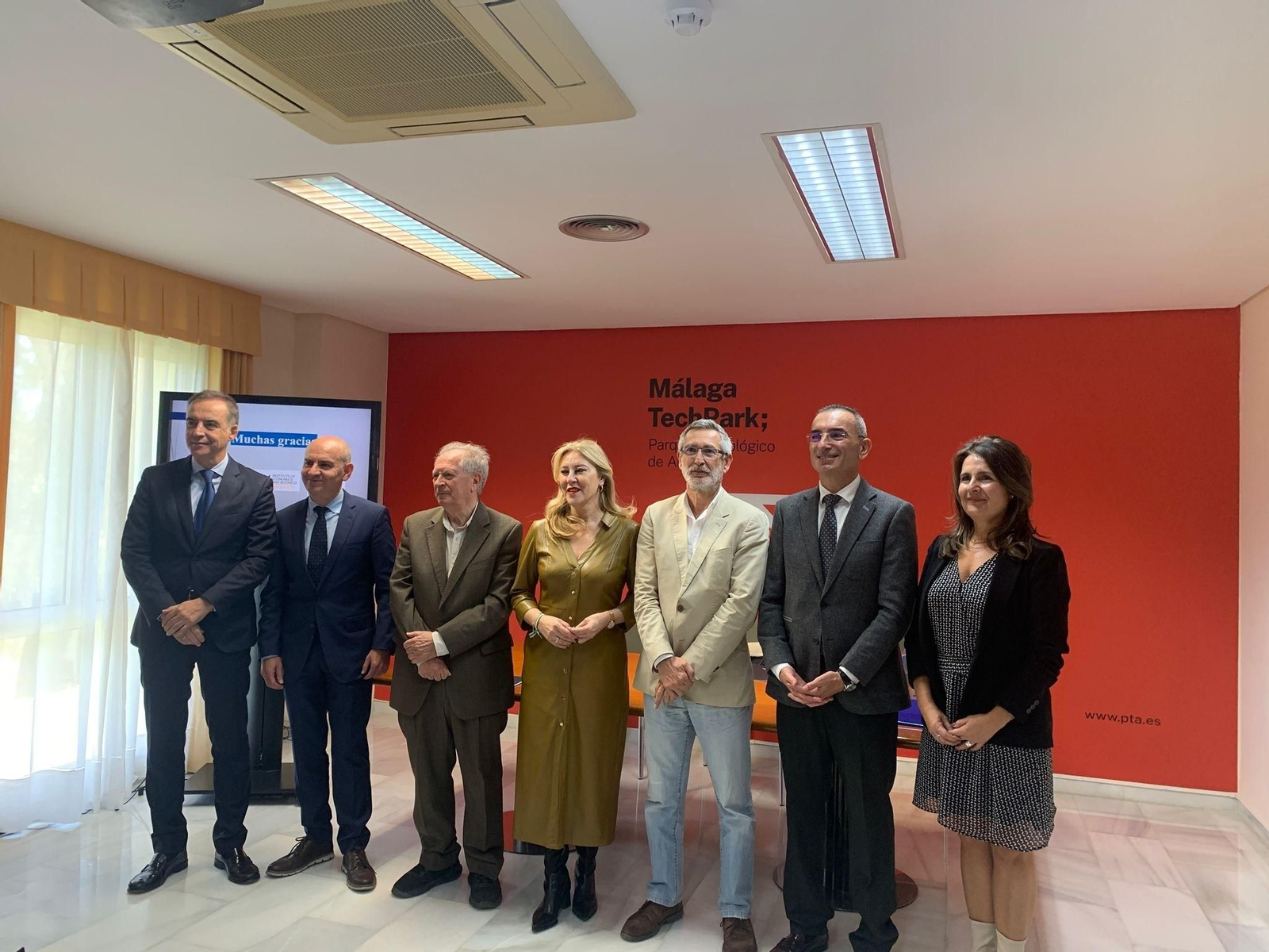Felipe Romera, director general del Málaga TechPark; Carolina España, consejera de Economía, Hacienda y Fondos Europeos, presidenta de Málaga TechPark y portavoz del Gobierno de la Junta de Andalucía; y Fernando Isla Castillo, investigador principal del estudio de IEBSociety