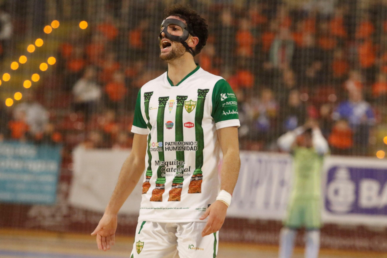 Zequi se lamenta durante el partido ante el Manzanares.