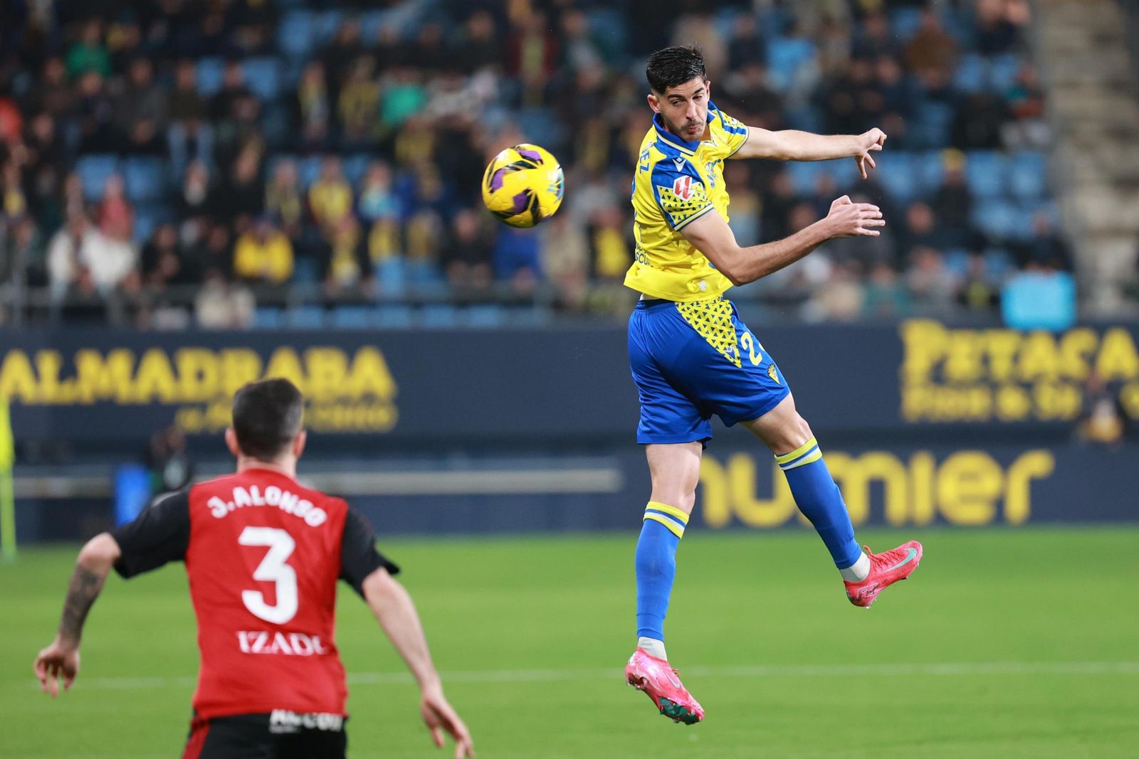 Carlos Fernández prolonga de cabeza en presencia de Alonso.