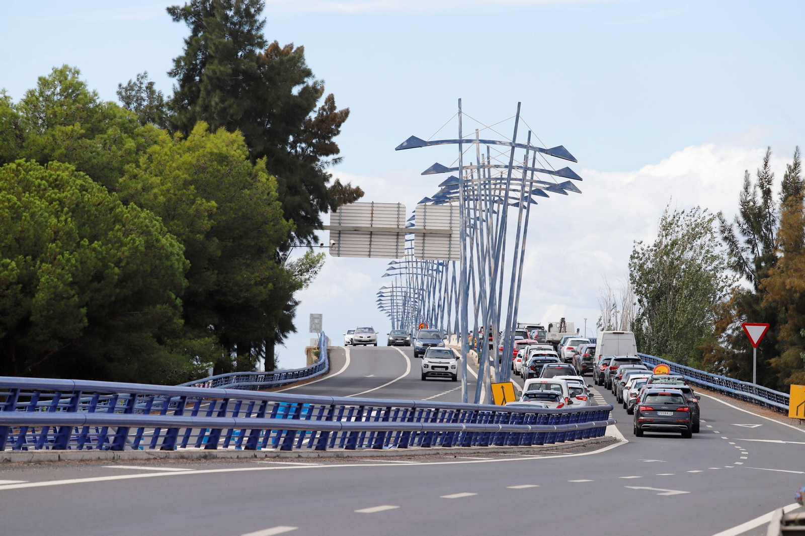 Atascos en el puente sobre el río Odiel.