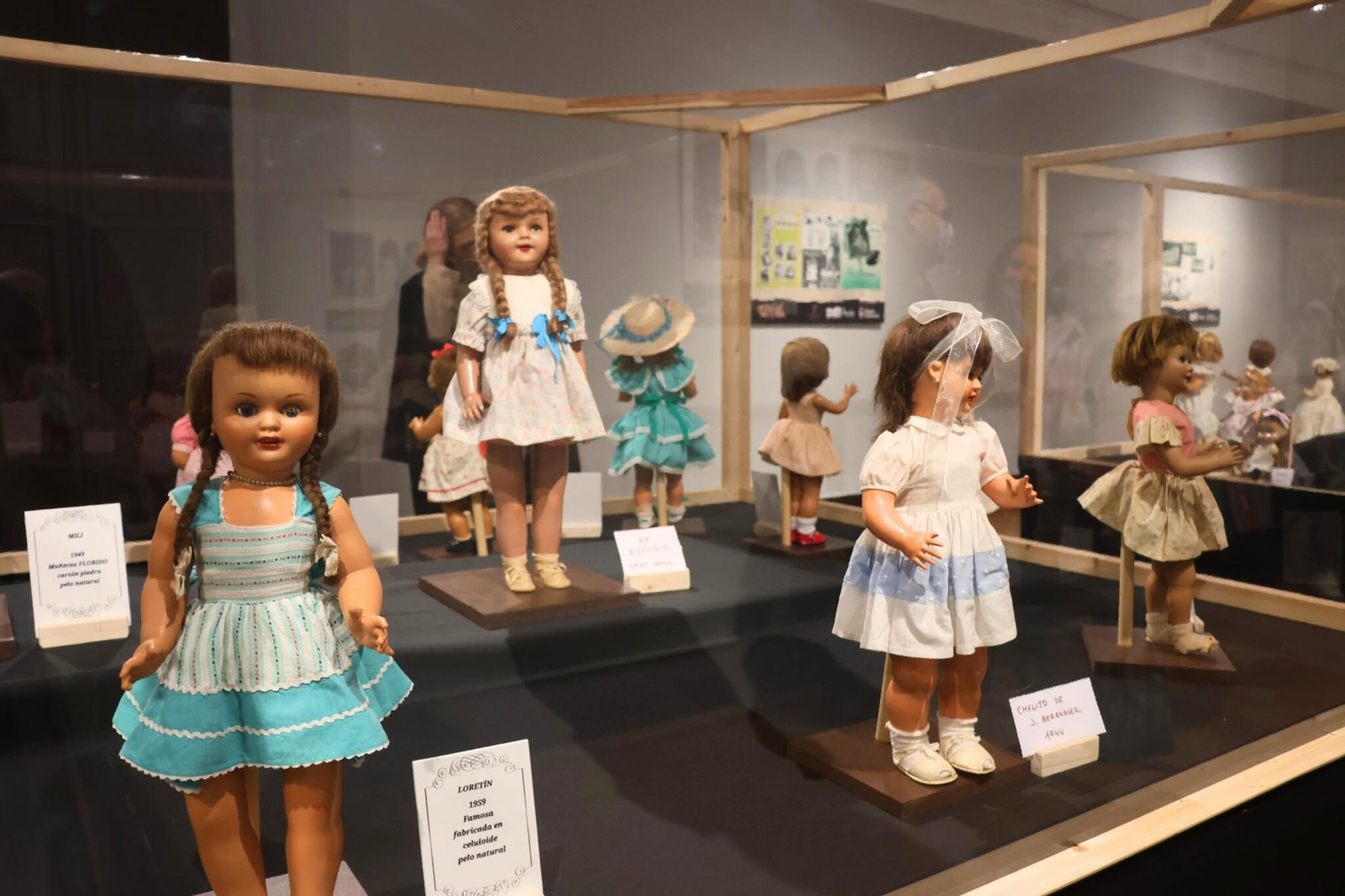 Vista general de la exposición, con una cuidada selección de muñecas históricas expuestas en vitrinas que recrean distintas generaciones y estilos.