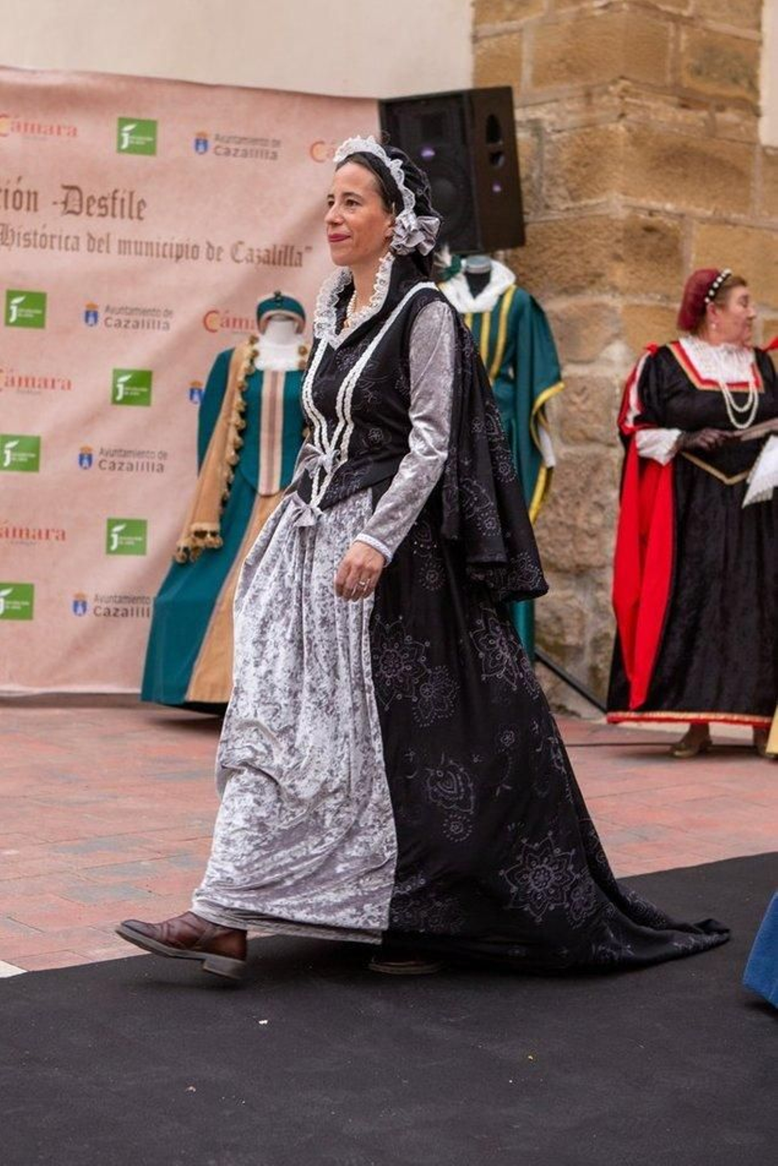 Desfile de los trajes renacentistas confeccionados por mujeres de Cazalilla.