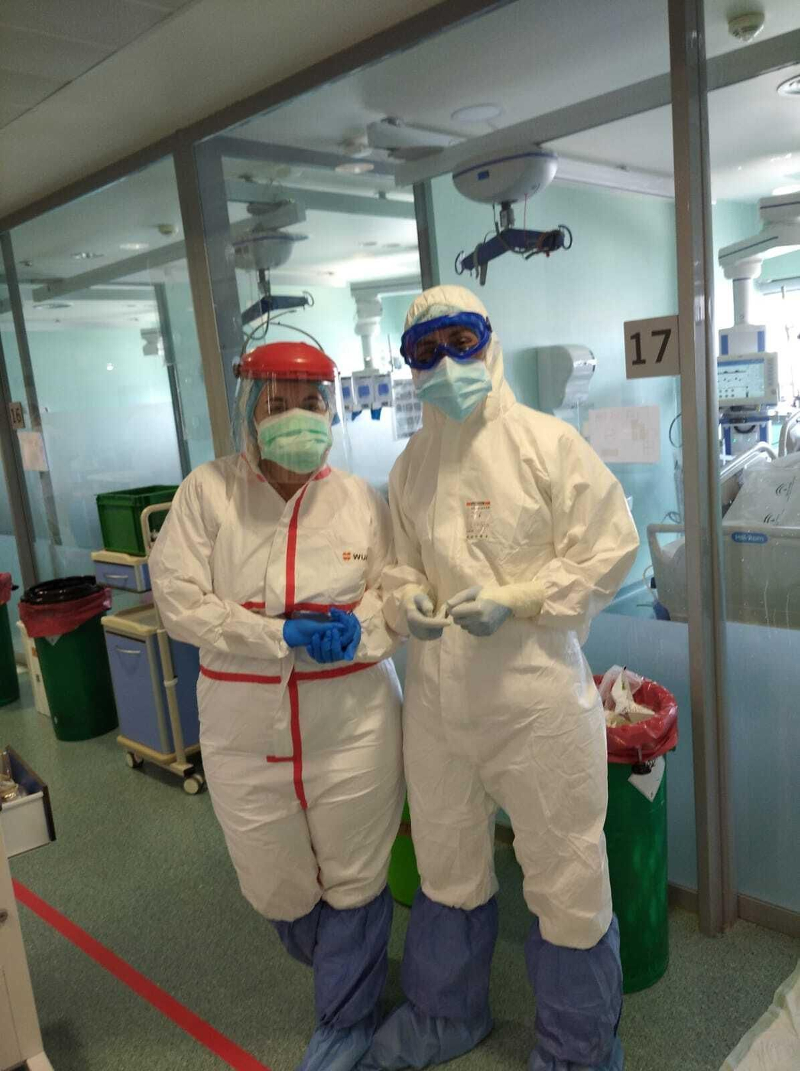 El doctor Colmenero y una compañera, ataviados con sus EPIS en la UCI