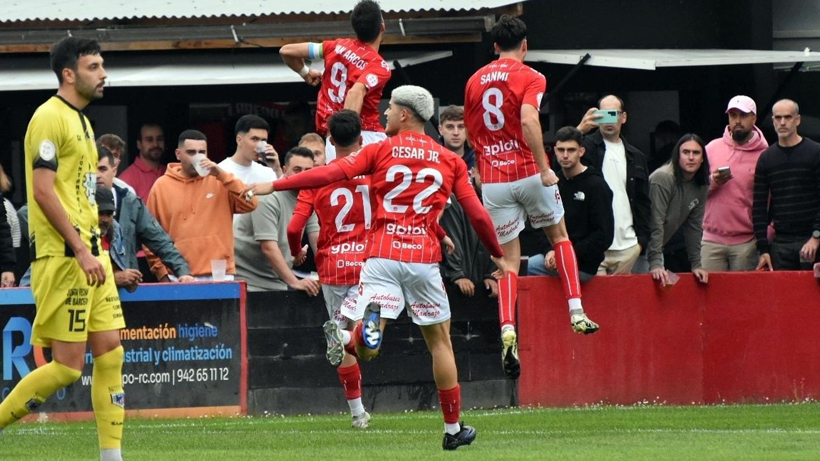 Los jugadores del Laredo celebran uno de sus goles a la SD Torina.