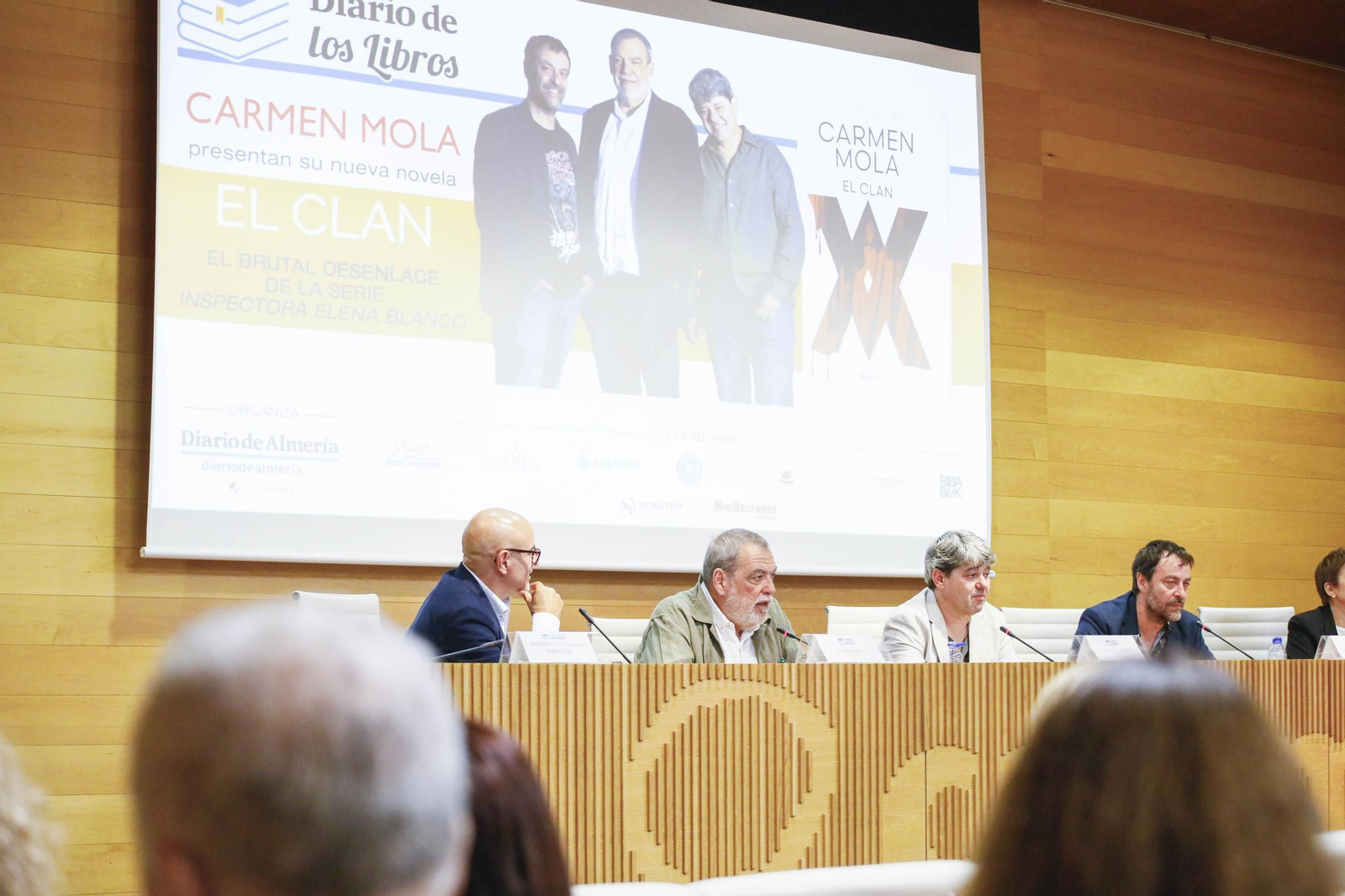 Carmen Mola presenta su libro "El clan" en la Casa de las mariposas de Almería, en imágenes