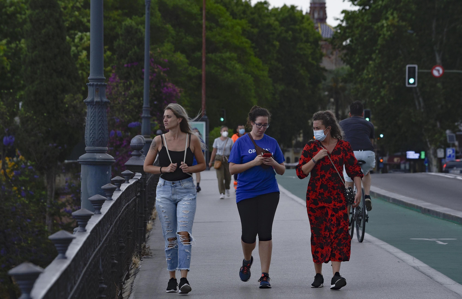 Tres mujeres pasean por Sevilla