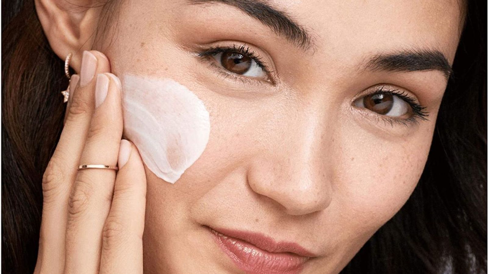 Aplicación de crema hidratante en el rostro