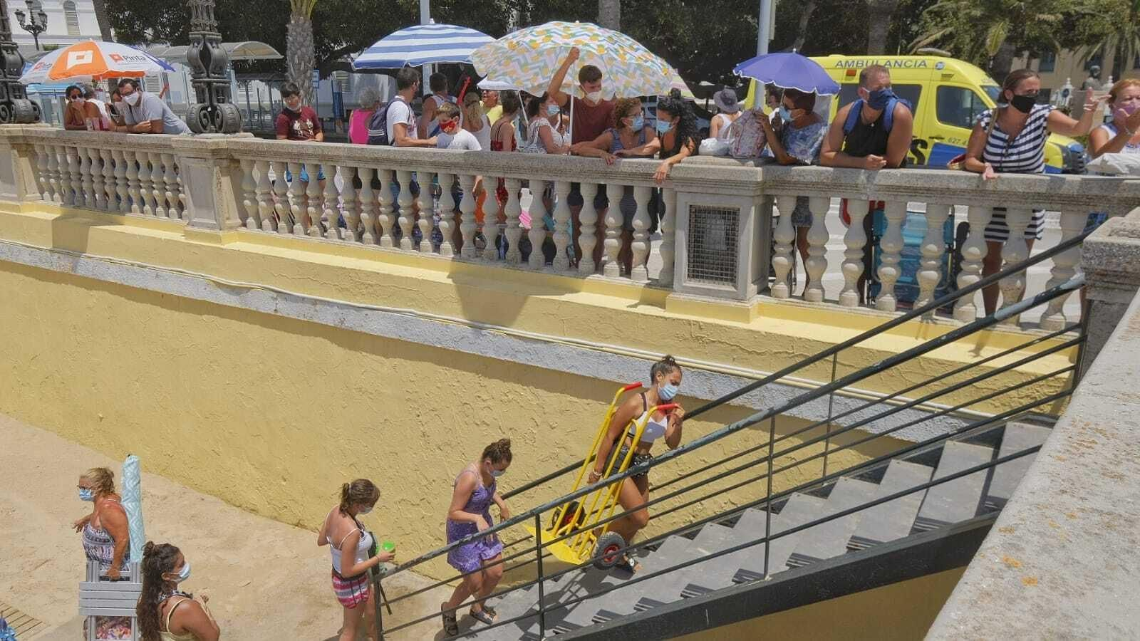 Imágenes inéditas en La Caleta con colas para entrar al completarse el aforo