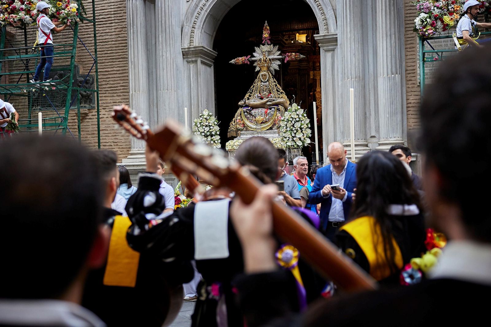Granada se vuelca con la ofrenda floral en la Basílica de la Virgen de las Angustias