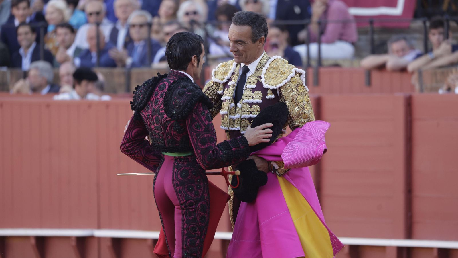 Emilio de Justo brindó su primer toro a Manuel Jesús ‘El Cid’ por su reaparición.