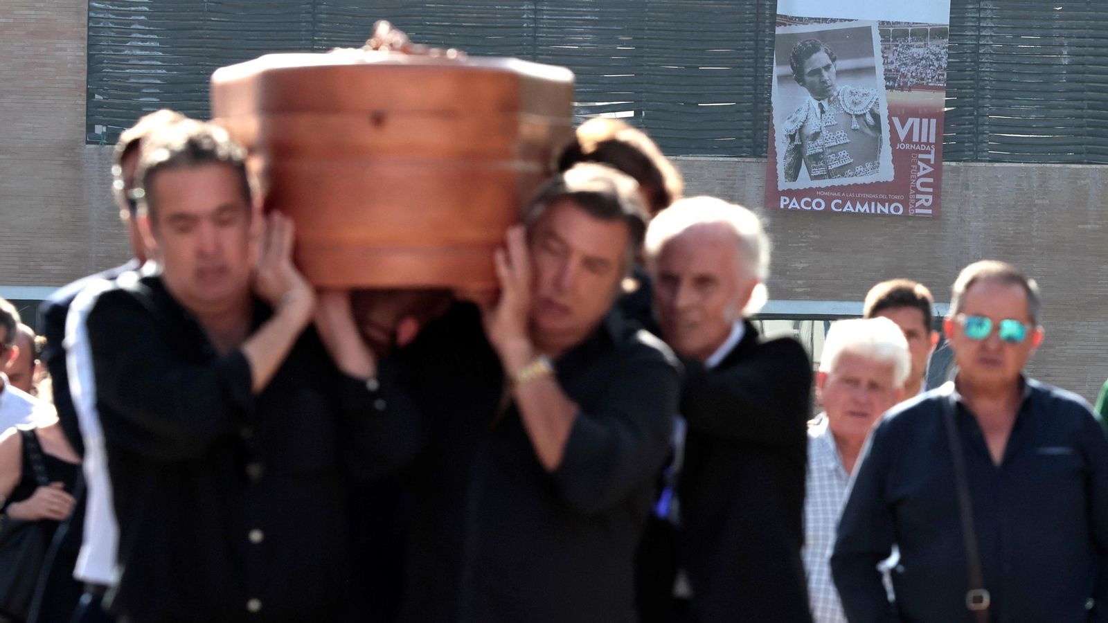 El féretro de Camino, a hombros de sus hijos Rafael y Francisco, camino de la parroquia de Camas.