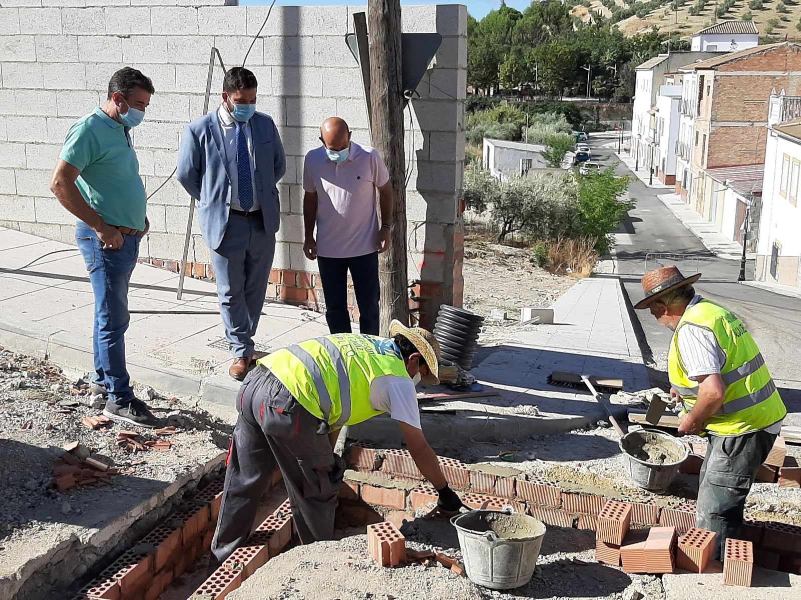 El delegado territorial, Miguel Rodríguez, durante su visita a Alcalá del Valle