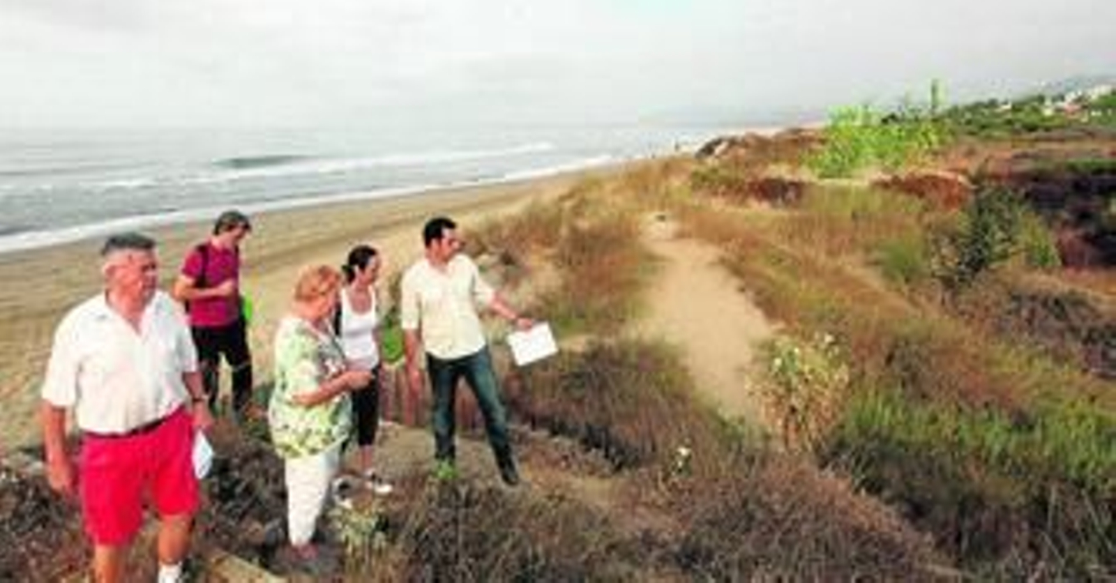 Miguel Díaz y un equipo durante el recorrido por las dunas, ayer.