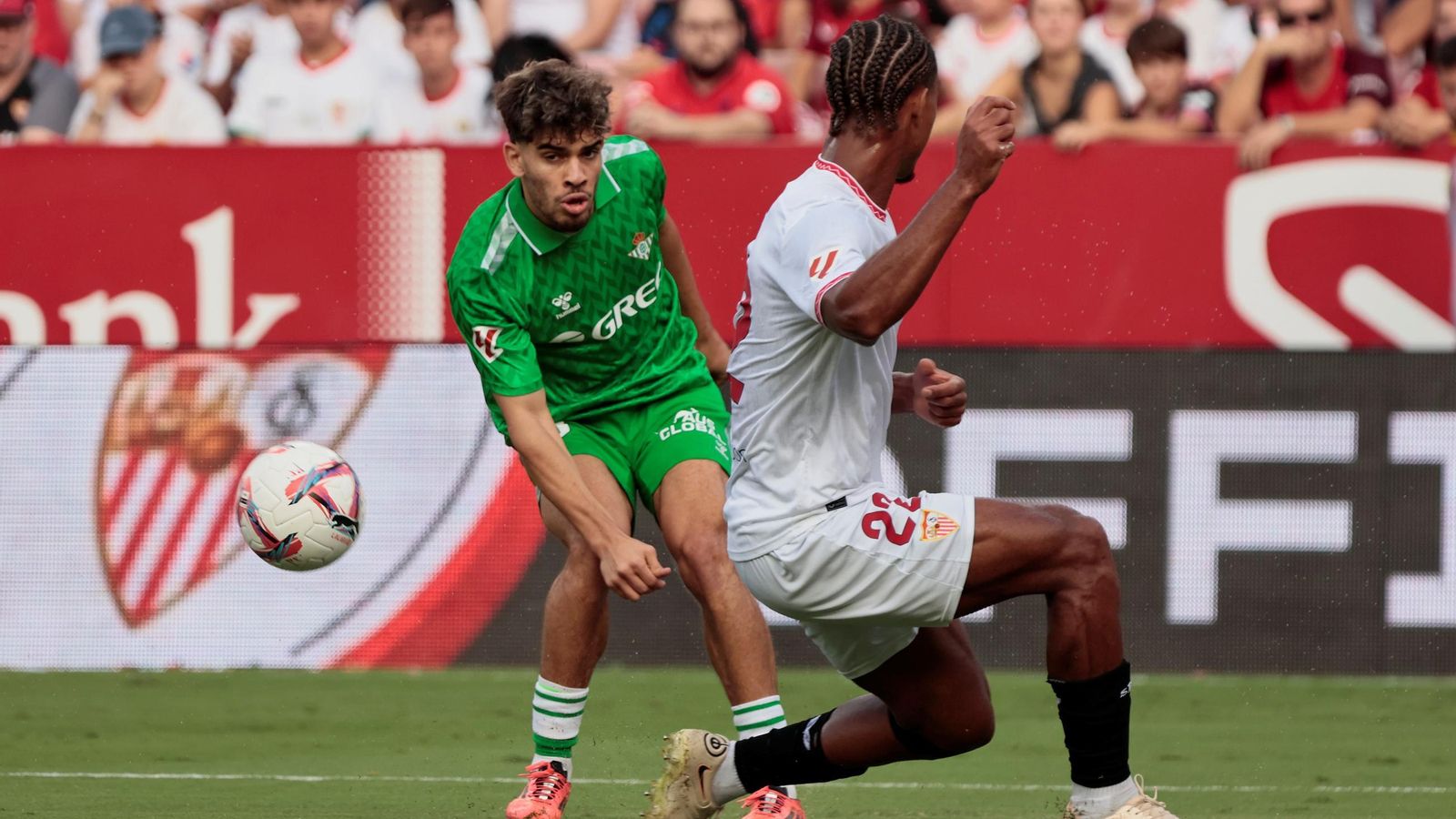 Badé, clave en la defensa del 1-0, tapa un intento de Abde, que apareció poco.