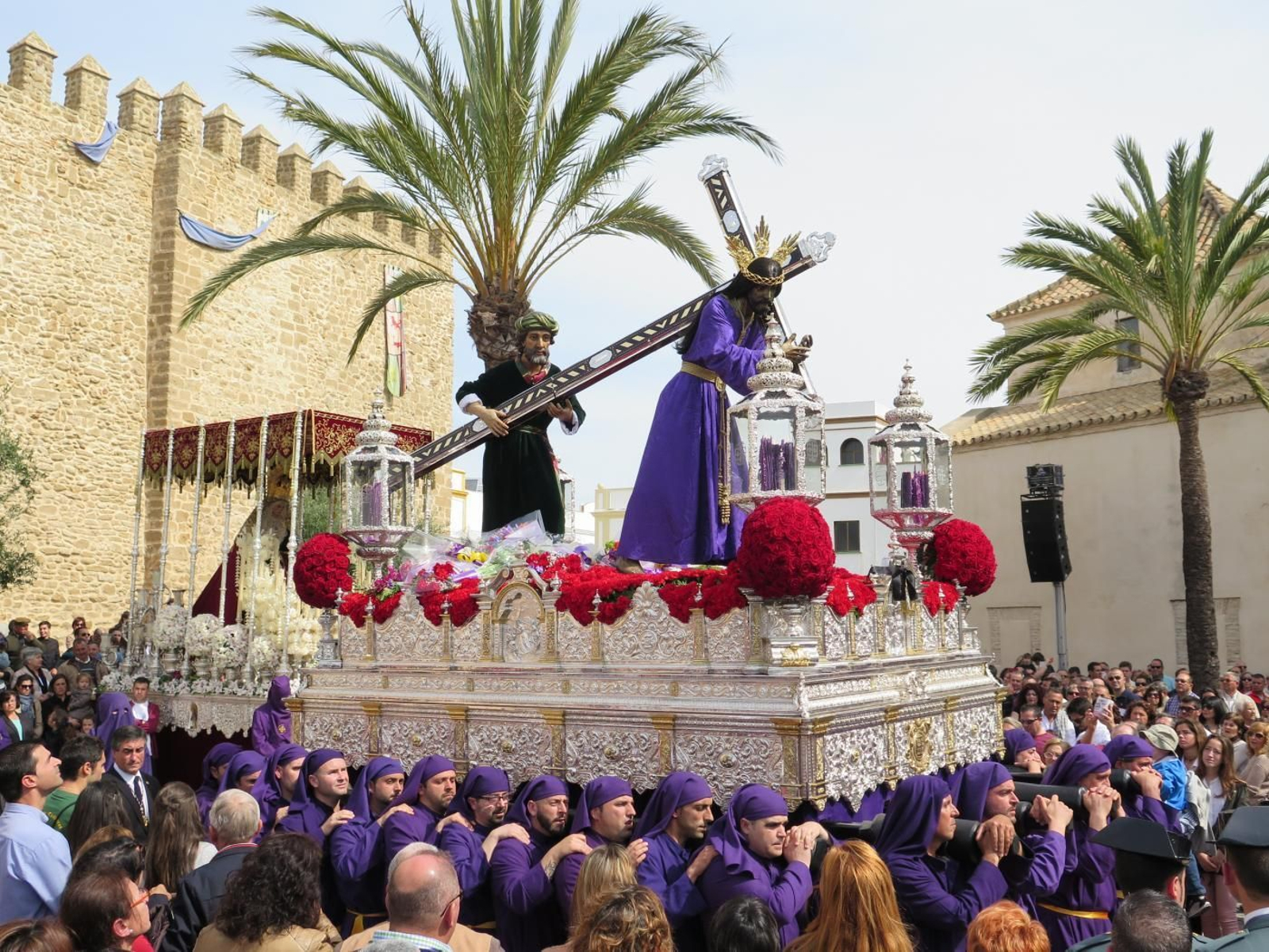 Nuestro Padre Jesús Nazareno y María Santísima de la Amargura por las calles de Rota.
