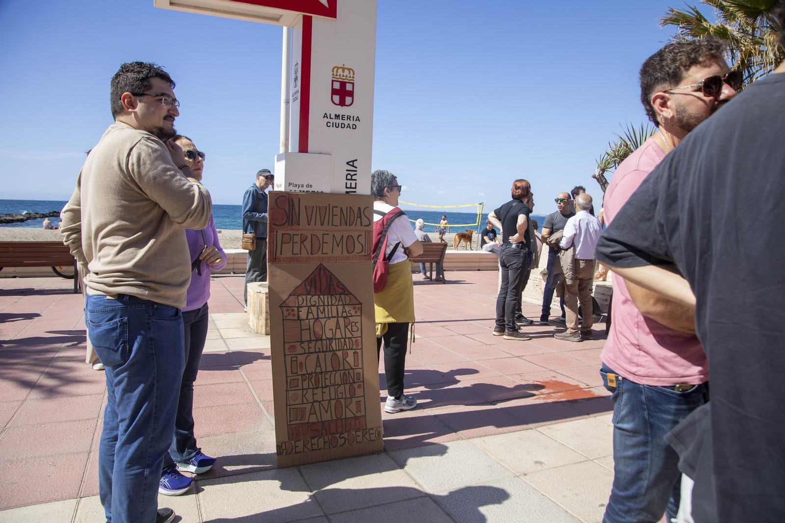 Imágenes de la manifestación en contra del negocio de la vivienda en Almería