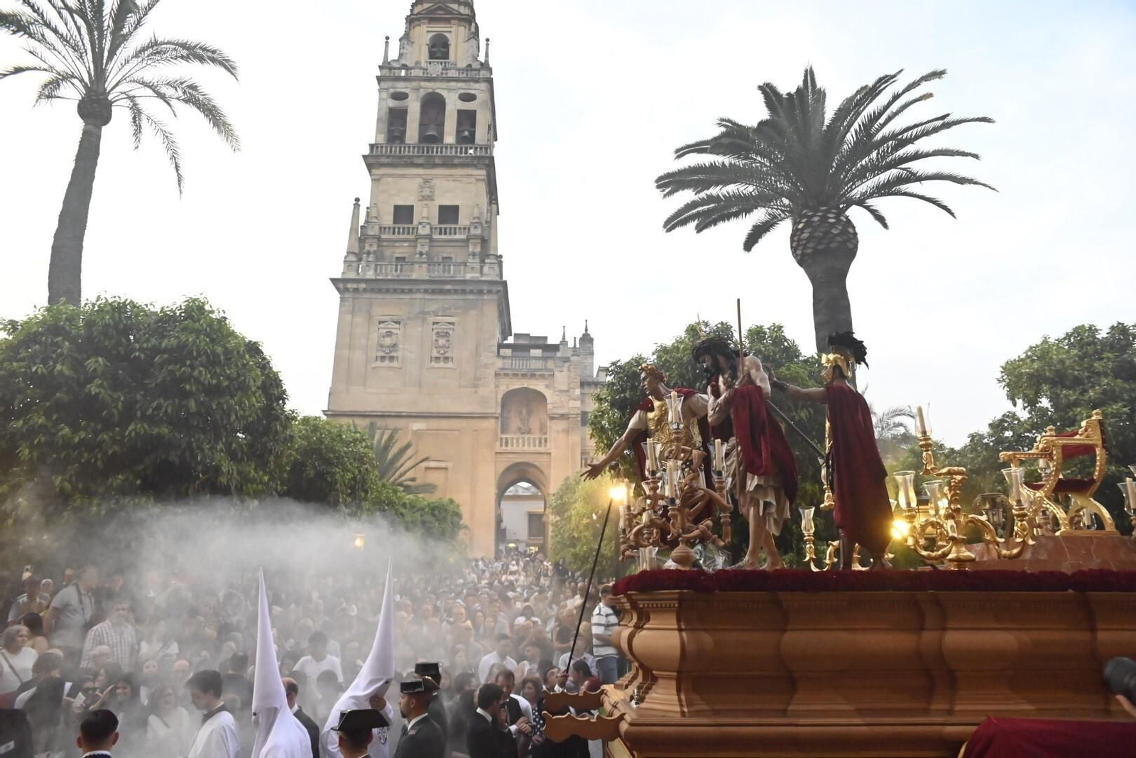 La Presentación al Pueblo de Córdoba a su paso por la Catedral en este Sábado de Pasión, en imágenes