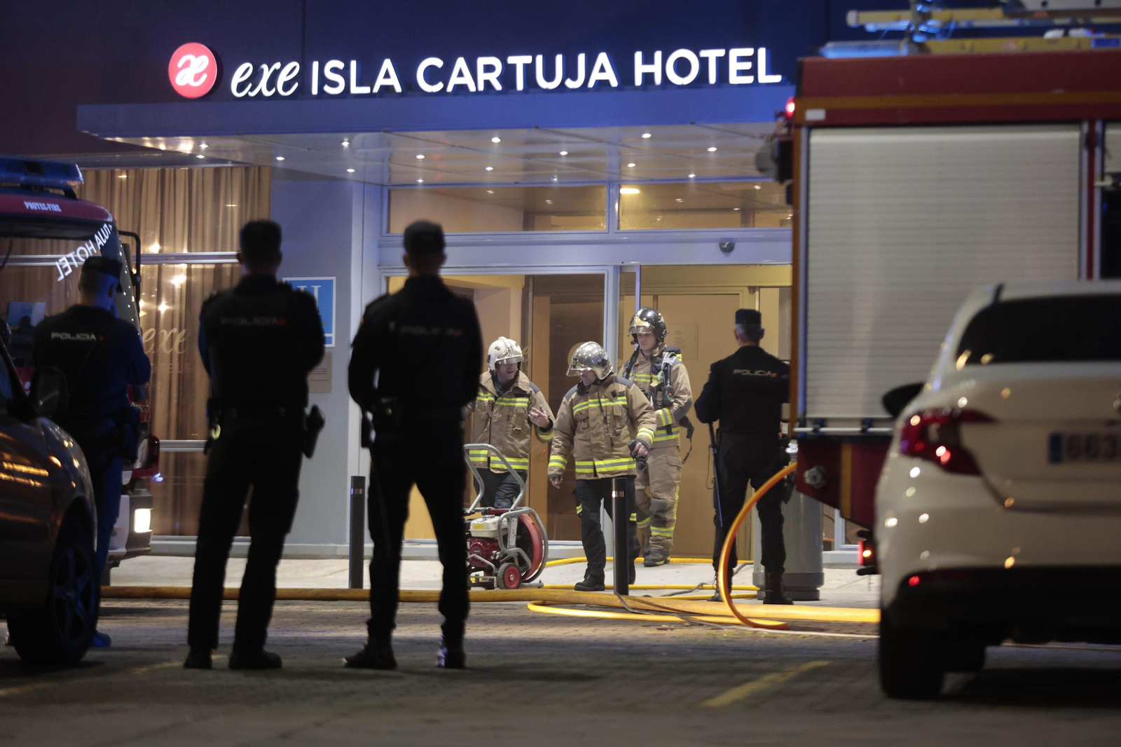 Las imágenes del incendio en el Hotel Isla de la Cartuja