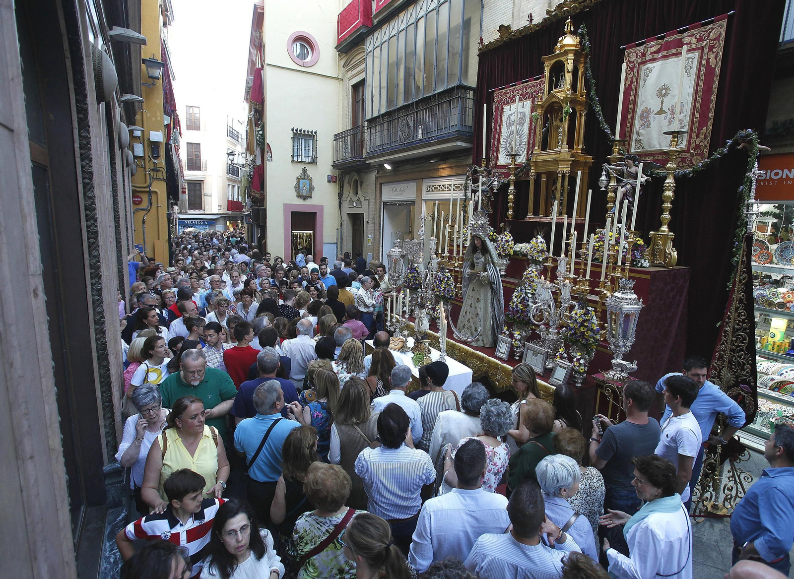Uno de los altares montados en el año 2019 en la calle Francos.