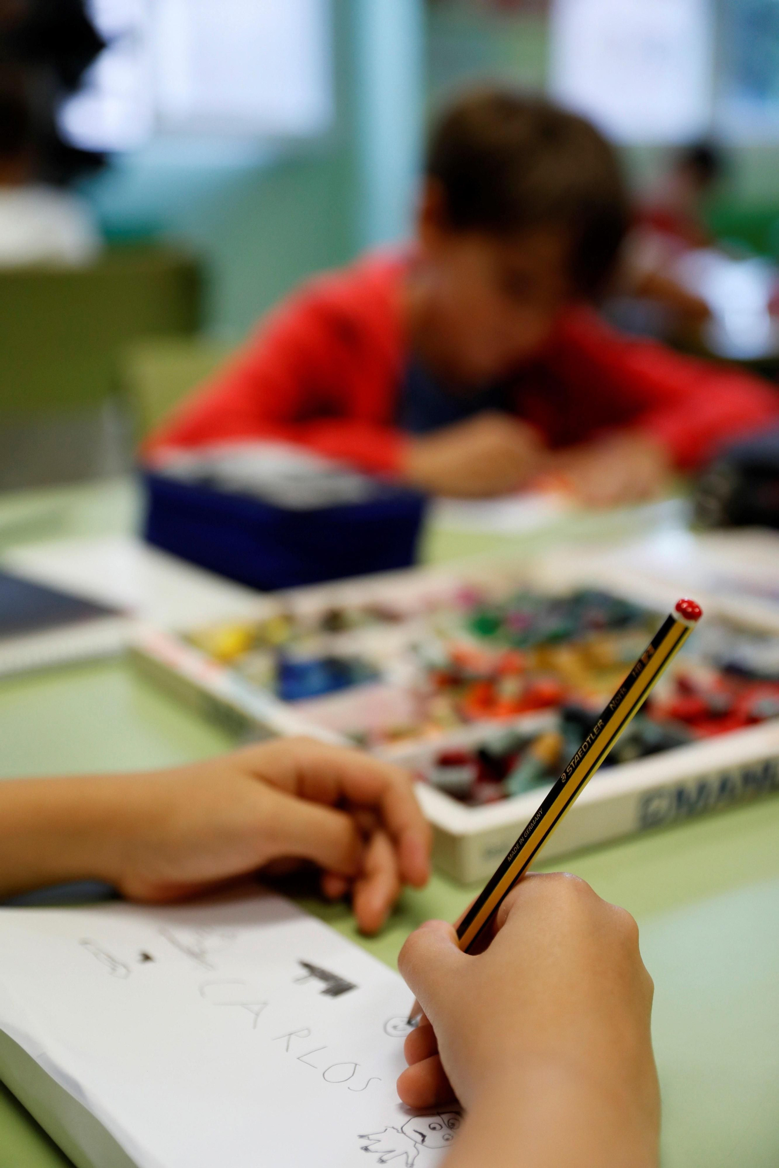 Un alumno realiza una tarea en clase.