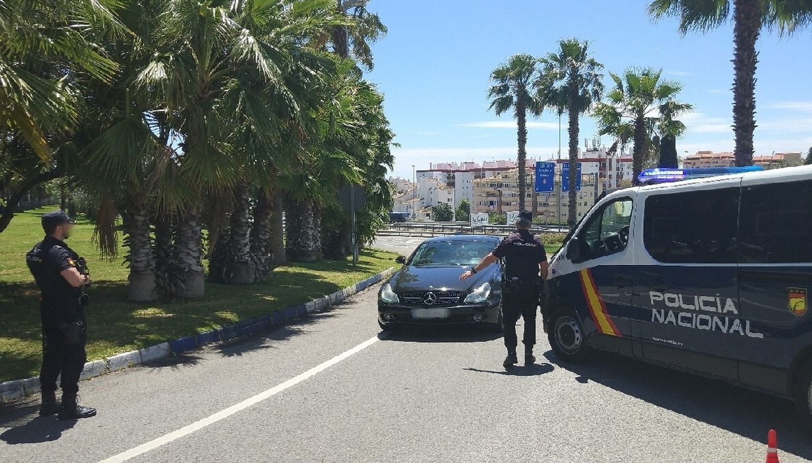Policías nacionales en un control en Estepona