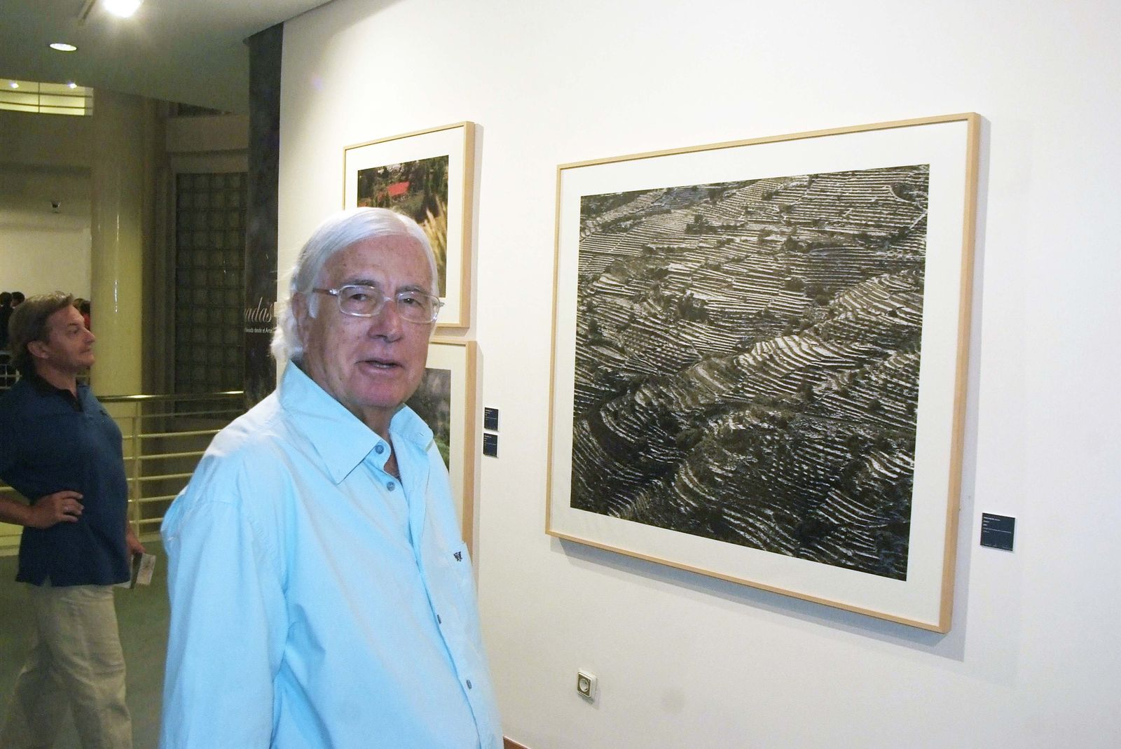 Carlos Pérez Siquier junto a una de sus fotografías.