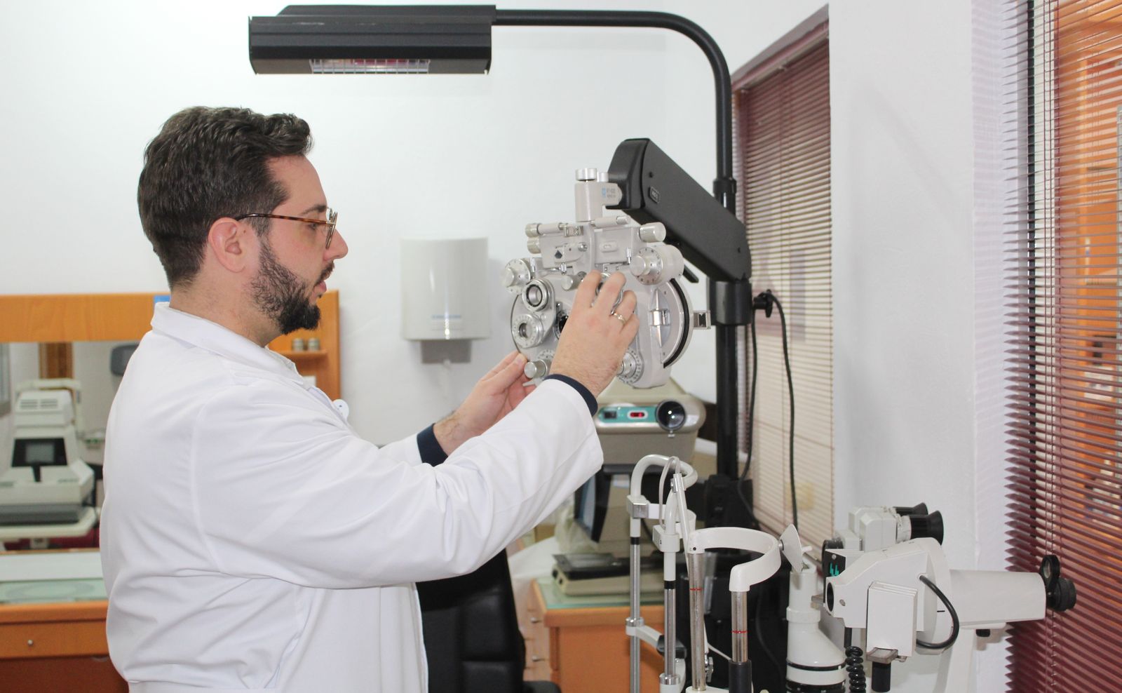 Víctor Manuel Martínez, óptico diplomado, trabajando