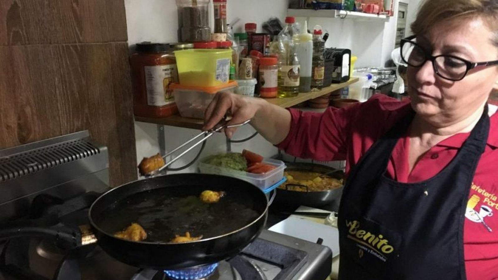 Encarni Martinez friendo tarvinas